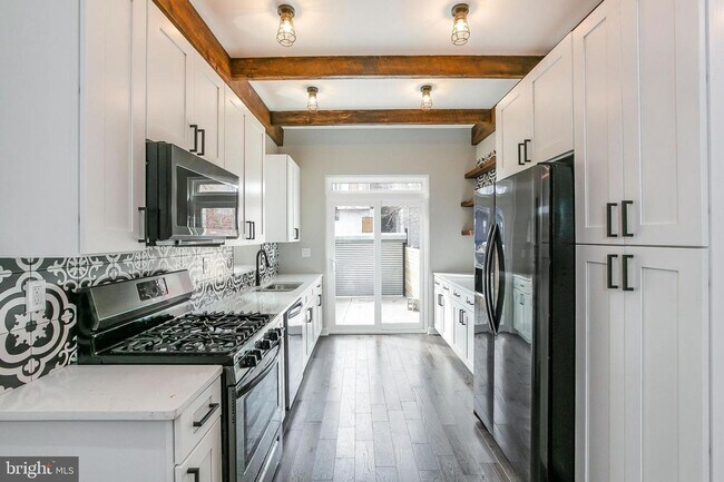 Foto del edificio - Gorgeously renovated classic row home with Off-Street Parking