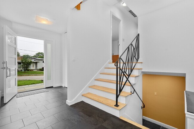 Building Photo - 18 Mignon Rd
