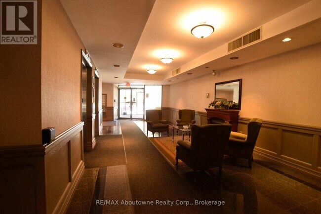 Photo du bâtiment - 2199 Sixth Line