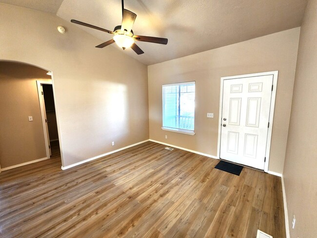 Building Photo - Remodeled 3 bedroom