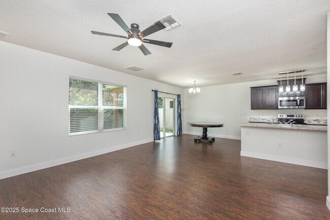Foto del edificio - 2675 Falcon Ln