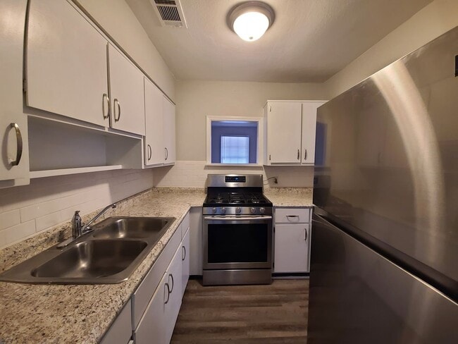 Foto del edificio - 2 bedroom 1 bath house w/ bonus room off G...