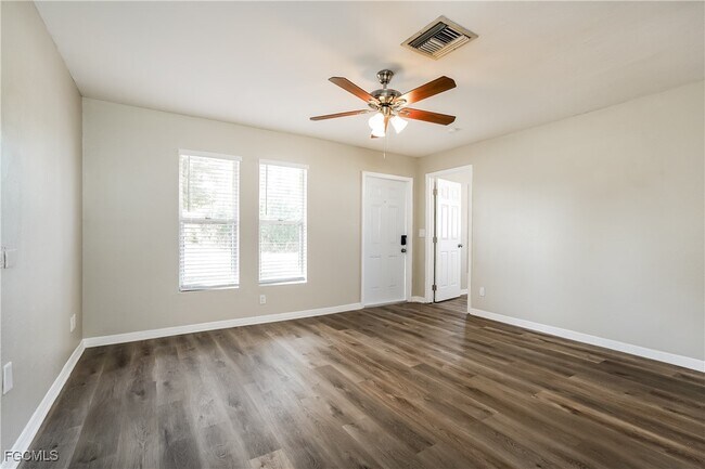 Foto del edificio - 9083 Henry Rd
