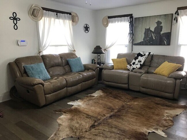 Building Photo - 2 bed 1 bath home for lease