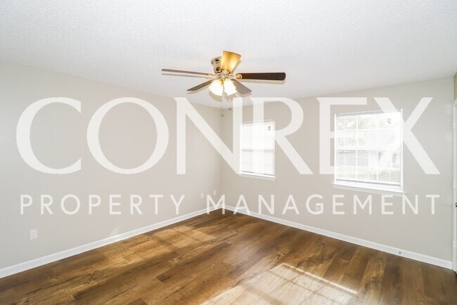 Building Photo - Convenient Location with 2 Car Garage