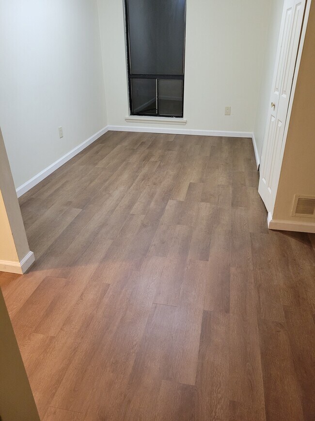Dining Area - 900 College Park Dr