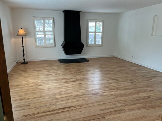 Building Photo - Charming 3BR 2BA home with expansive yard ...