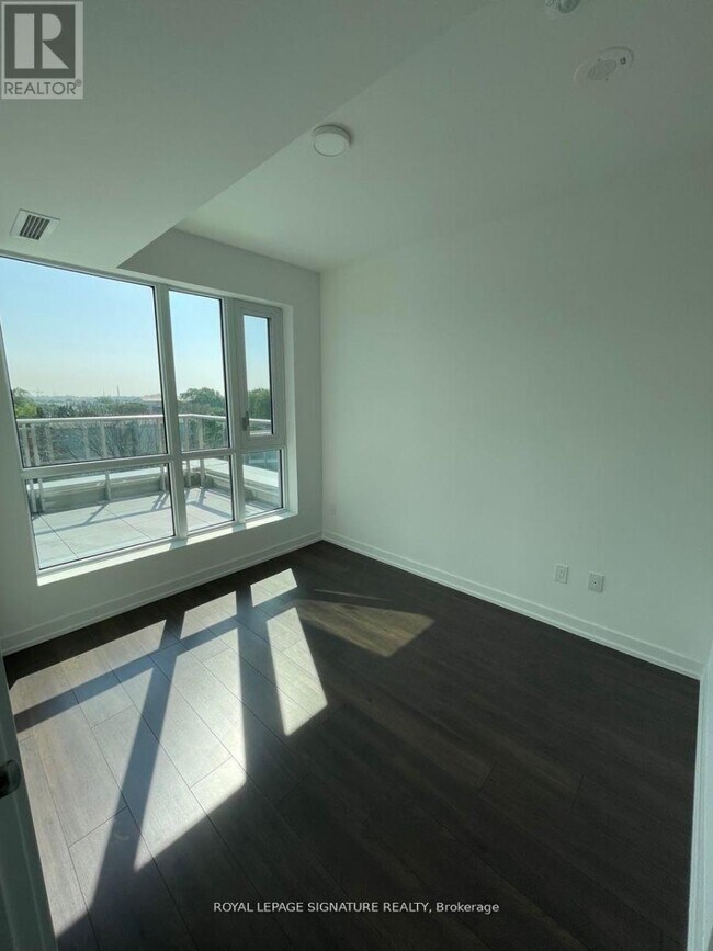 Photo du bâtiment - 150 Logan Ave