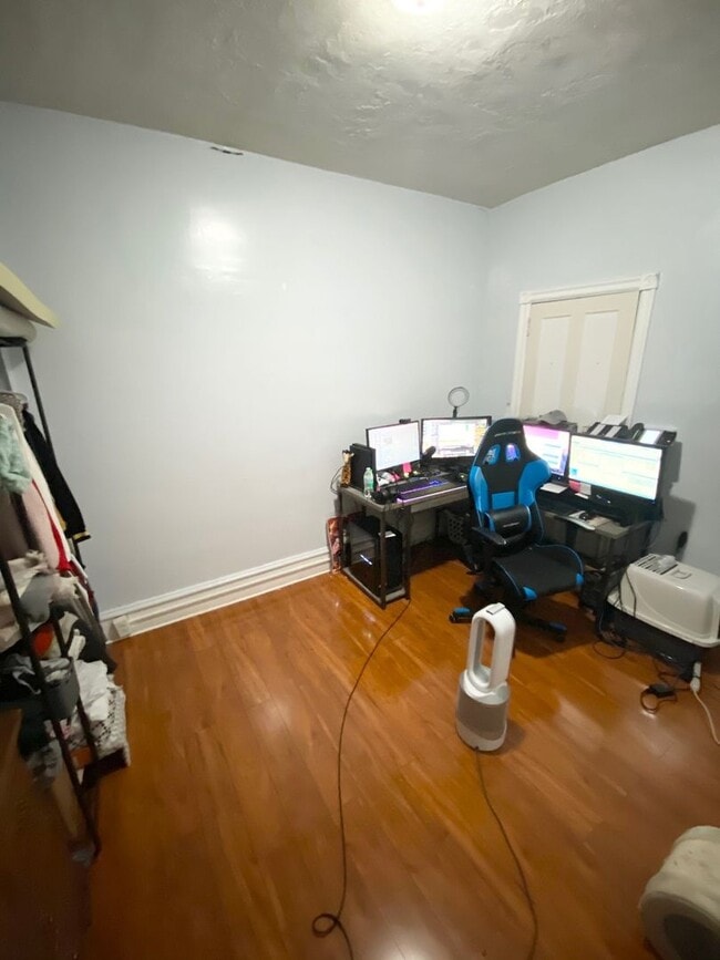 Foto del edificio - Spacious 3 or 4 Bedroom 2 Bathroom Available in Oakland, Modern Updates and Great Front Porch and...