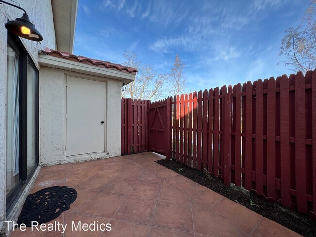 Building Photo - 2 br, 2.5 bath House - 6223 Yorktown Dr Un...