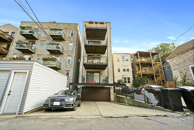 Building Photo - 864 W Buckingham Pl