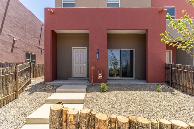 Building Photo - 3 Bedroom Santa Fe Townhouse