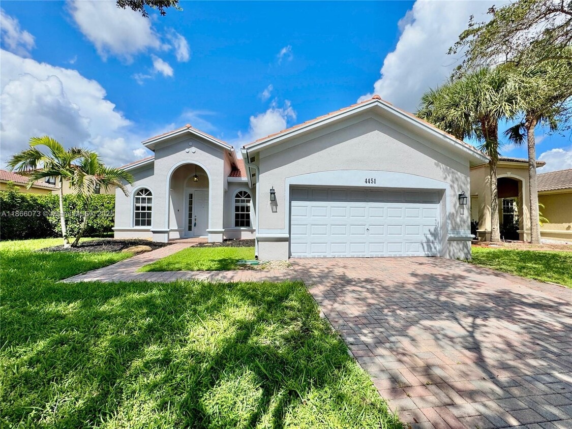 Foto principal - 4451 Laurel Pl