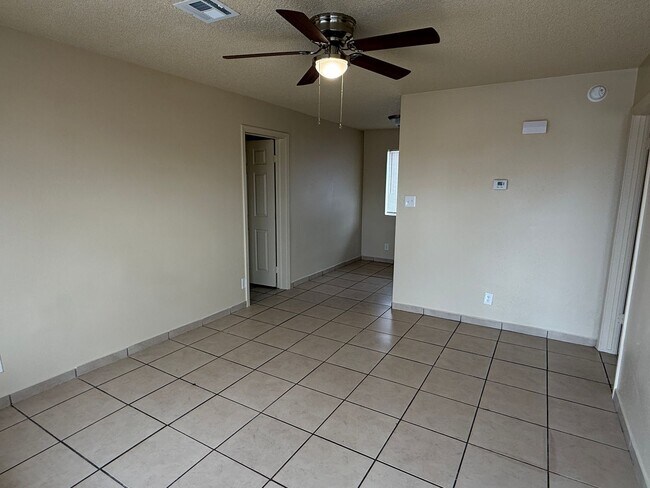 Foto del edificio - 2 Bedroom Fourplex on a Corner Lot with Large Yard