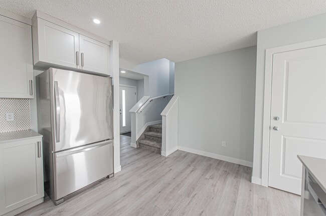 Photo du bâtiment - 1445 Cherniak Way SW