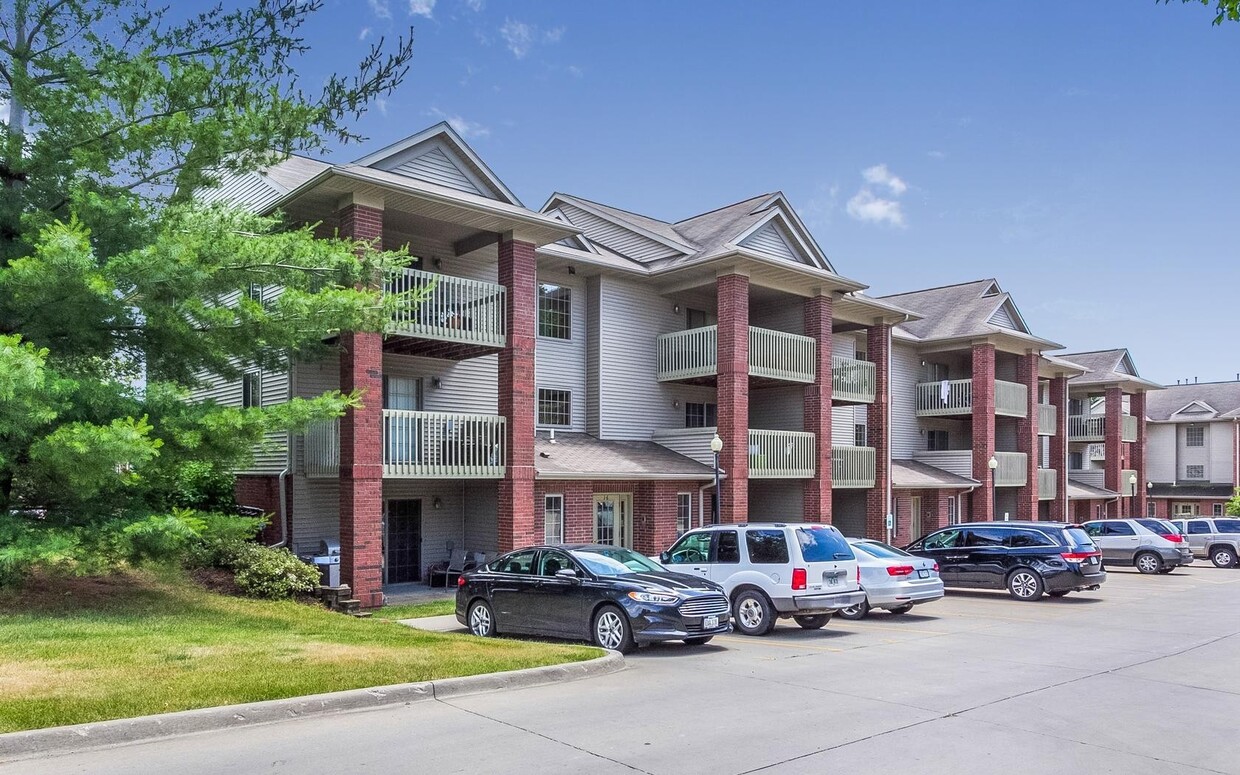 Primary Photo - Large Two Bedroom Walking Distance to UIHC...