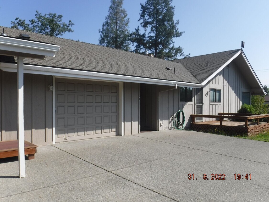 Primary Photo - Large 3 Bedroom House