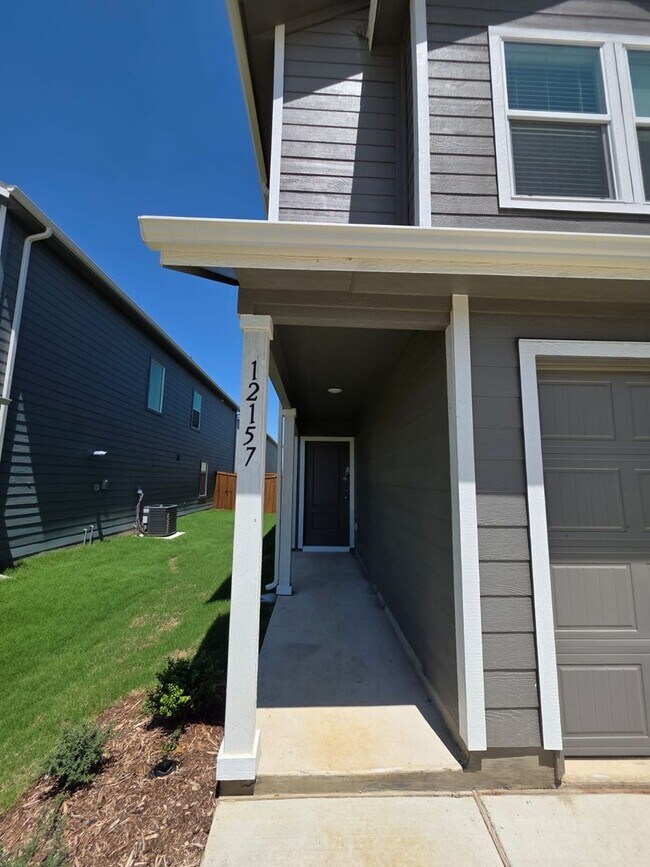 Foto del edificio - NEWLY BUILT 3 bedroom 2.5 Bath *2 MONTHS O...