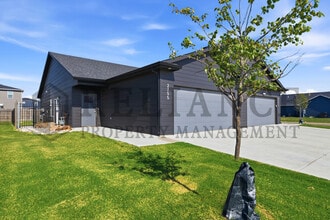 Building Photo - 2755 S Greenleaf St