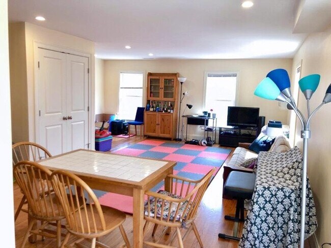 Building Photo - No Brokers Fee, No Security Deposit, In-Unit Washer and Dryer, Gourmet Kitchen