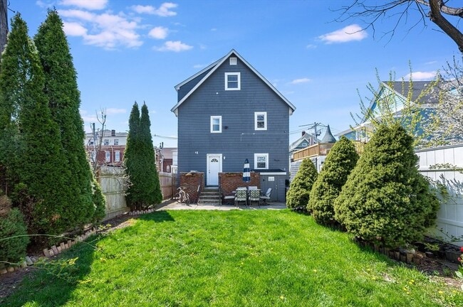 Building Photo - 64 Parker St