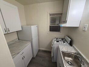 Building Photo - 826 E Rte 66