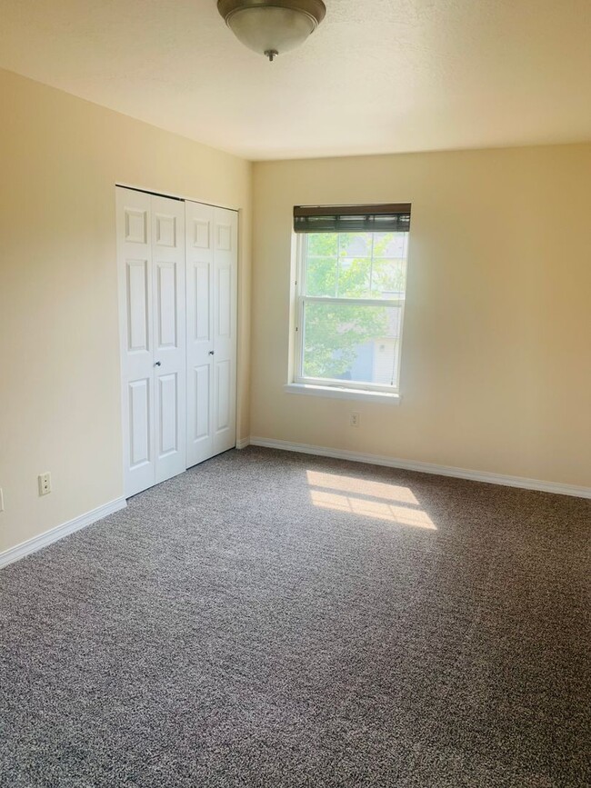 Building Photo - Great Northside Townhouse!