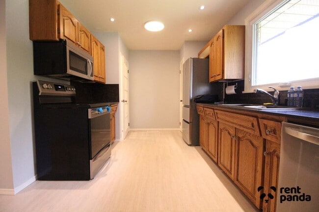 Building Photo - 414 Pineview Bay