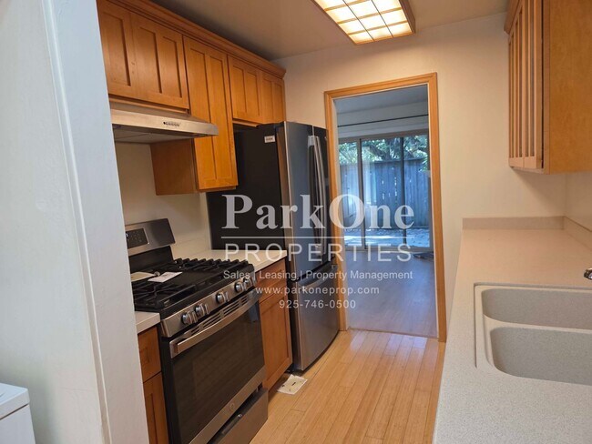 Building Photo - Cozy Skywest Townhome