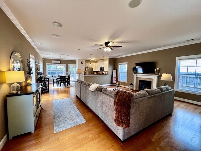 Building Photo - Charming Home Near Town Center VB with Lar...