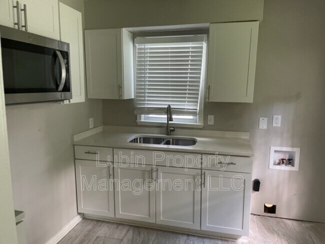 Building Photo - 3571 Wilshire Rd