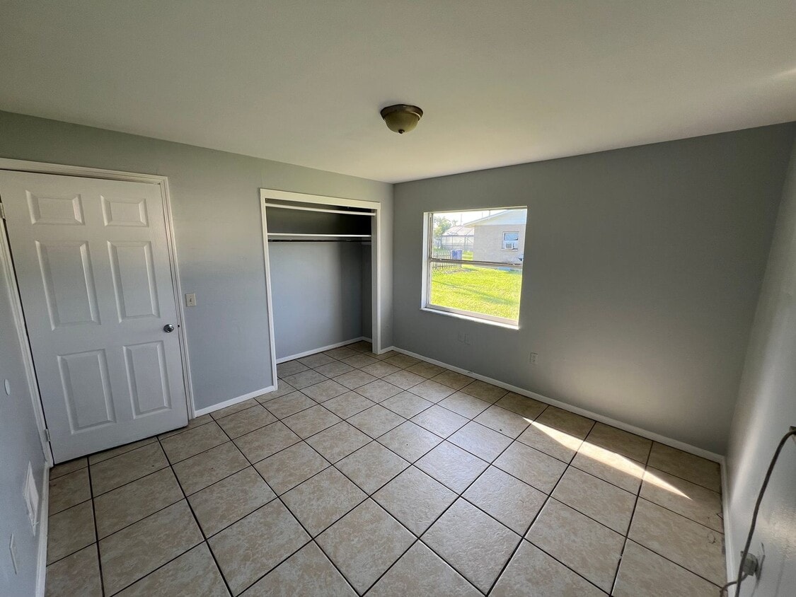 Building Photo - Great 1BR Duplex Walking Distance From Dow...