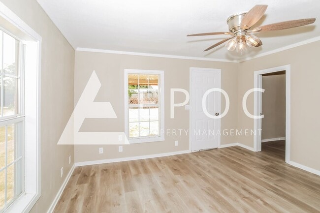 Building Photo - 635 E 3rd St