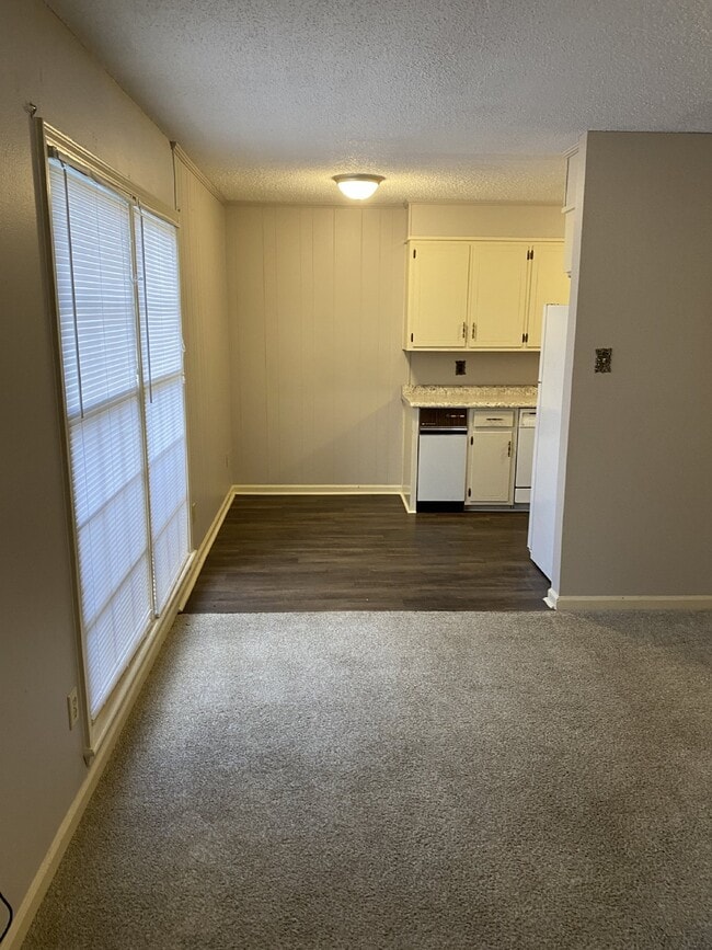 Building Photo - 4200 Cherry #6