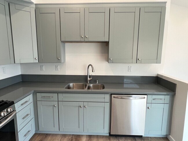 Foto del edificio - West 10th Escondido Triplex