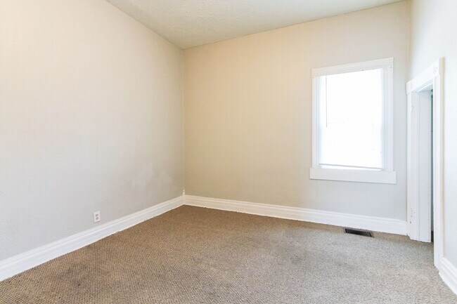 Foto del edificio - 4 bed, 2 bath Home- Close to Local Shops and Restaurants