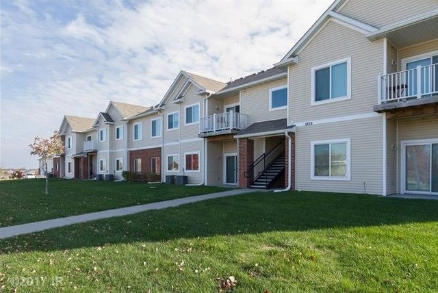 Front of building - 1805 SW White Birch Cir