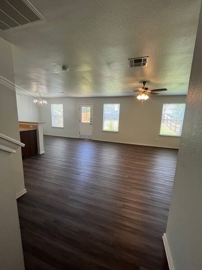 Building Photo - 3/2 in the heart of Del Valle