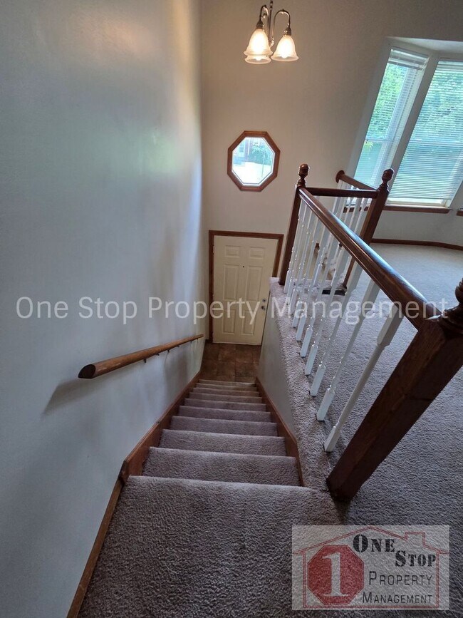 Building Photo - Spacious 3 bedroom, 2 bathroom duplex in Kansas City North!