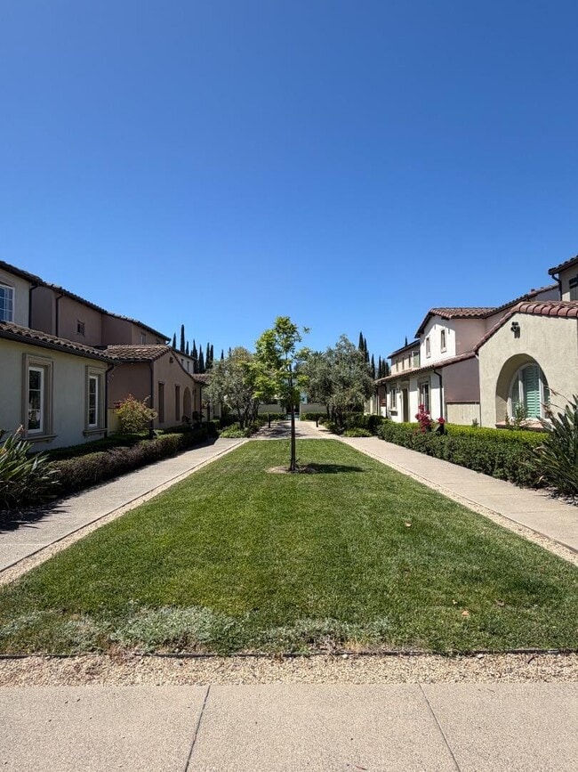 Building Photo - 1321 Dahlia Loop