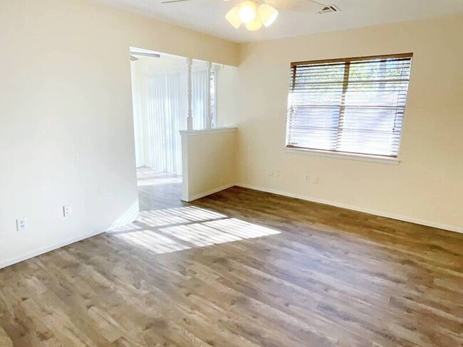 Foto del edificio - 644 Woodland Way