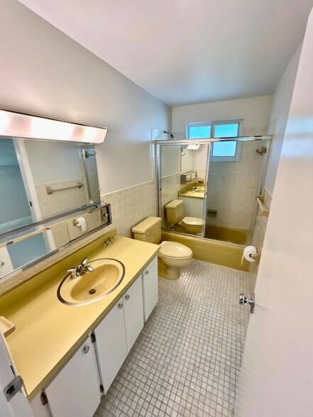 Building Photo - 421 S Lakeside Dr