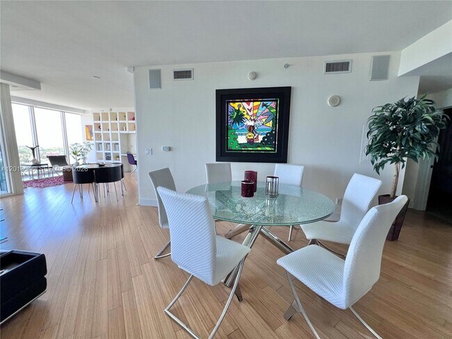 Foto del edificio - 601 NE 36th St