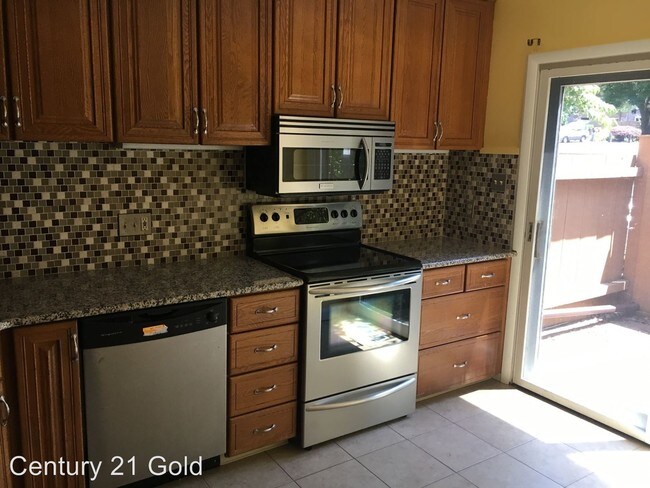 Building Photo - 7 Pinehurst Ct