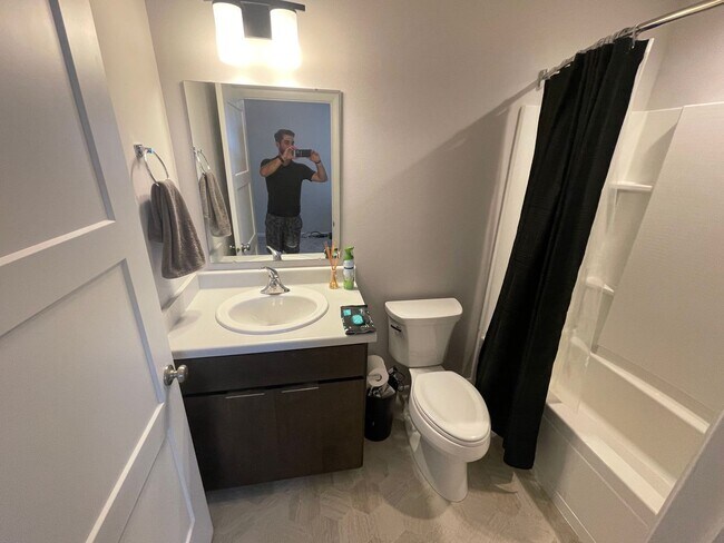 Building Photo - 2 bed / 2.5 bath townhouse in Fitchburg