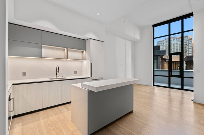 Foto del edificio - Luxury Executive Condo w/AC in the Heart o...