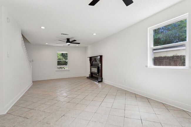 Building Photo - 231 Surgi Dr