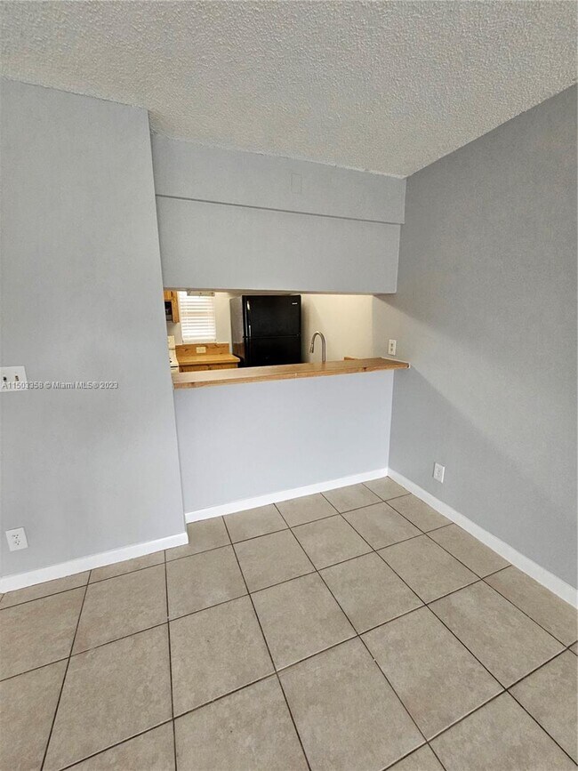 Building Photo - 9946 Twin Lakes Dr