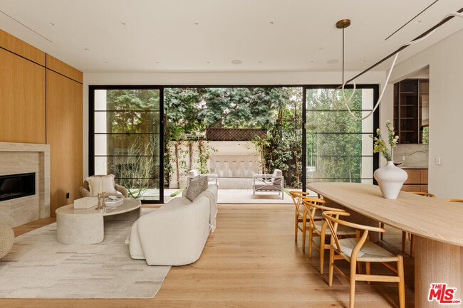 Foto del edificio - 11937 Addison St