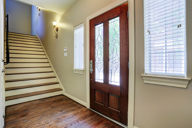 Building Photo - 923 Birdsall St